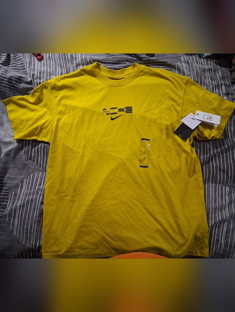 Nike Men’s Yellow Graphic Swoosh Short Sleeve Tee Ground Your Sole NWT Size L